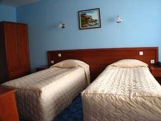 Отель Bariakov Family Hotel Банско Двухместный номер с 1 кроватью или 2 отдельными кроватями и дополнительной кроватью-2